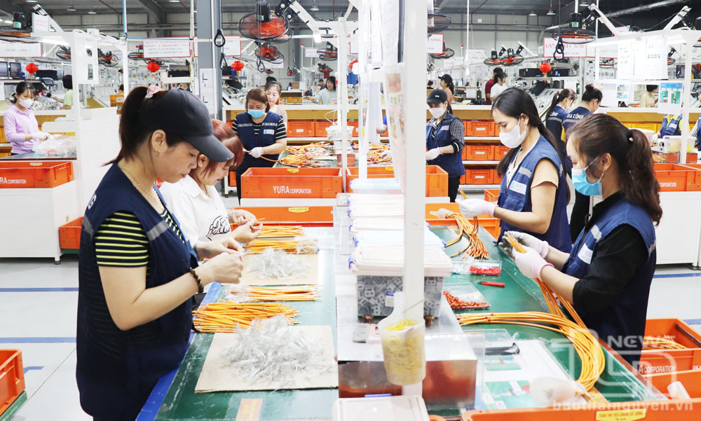 Tốc độ tăng trưởng ngành Công nghiệp - xây dựng trên địa bàn TP. Sông Công đạt 17%/năm. Trong ảnh: Sản xuất dây điện cao áp cho xe ô tô tại Công ty TNHH Hansol Harness Vina. Ảnh: T.L