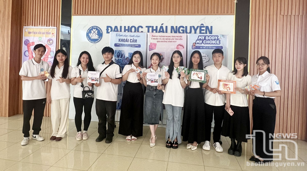 Sinh viên Đại học Thái Nguyên và các ấn phẩm truyền thông của Dự án.