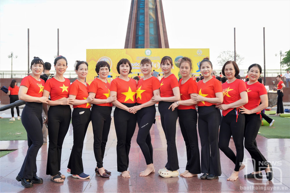 Yoga tạo cho mọi người cơ hội được gần nhau hơn.