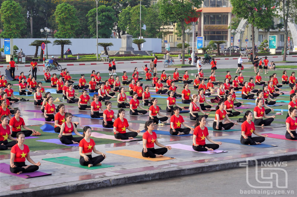 Hàng nghìn người Thái Nguyên tham gia tập luyện yoga.