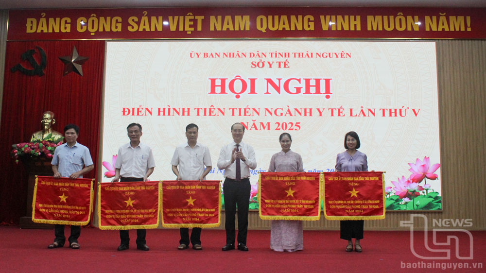 Lãnh đạo Sở Y tế trao Cờ của UBND tỉnh tặng các tập thể dẫn đầu phong trào thi đua năm 2024.