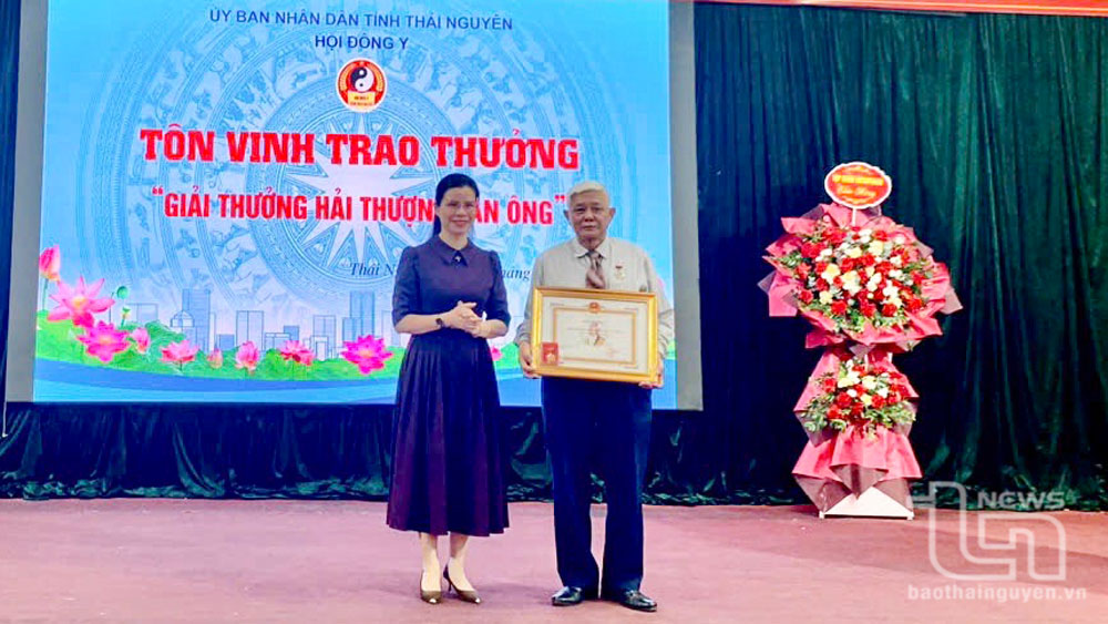 Đại diện lãnh đạo Sở Y tế trao tặng Giải thưởng Hải Thượng Lãn Ông về công tác y dược cổ truyền cho ông Nghiêm Đức Thành, Hội Đông y xã Mỹ Yên (Đại Từ).