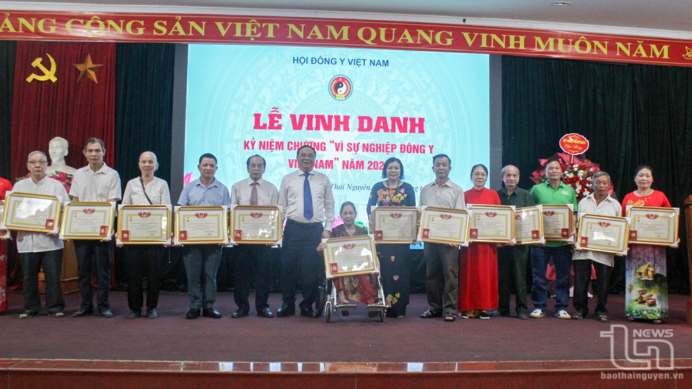 Đại diện lãnh đạo Hội Đông y Việt Nam trao tặng Kỷ niệm chương “Vì sự nghiệp Đông y” cho các cán bộ, hội viên.