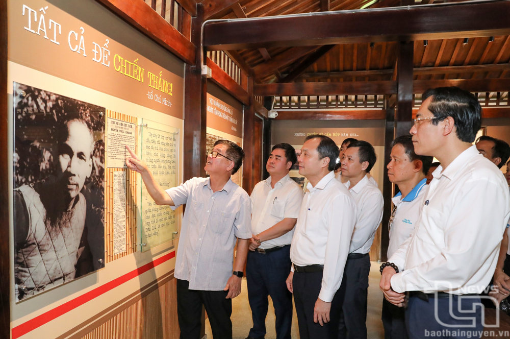 Đoàn đại biểu Tạp chí Cộng sản về nguồn tại Di tích Trường dạy làm báo Huỳnh Thúc Kháng