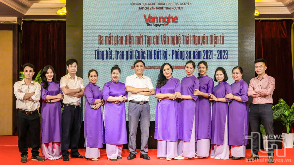 Cán bộ, phóng viên tạp chí văn nghệ tại buổi ra mắt giao diện mới Tạp chí Văn nghệ điện tử và tổng kết cuộc thi bút ký phóng sự 2021-2023.