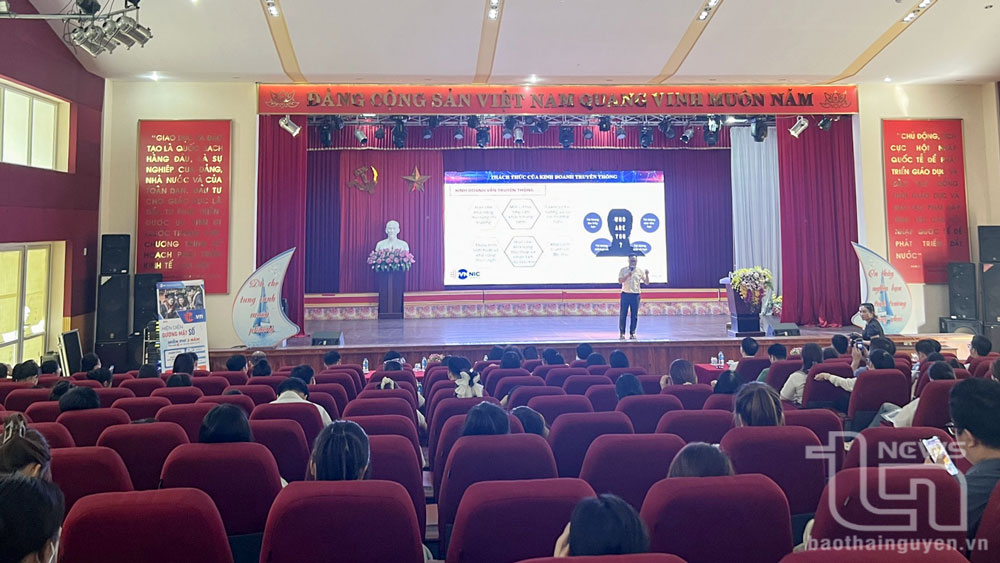 Cán bộ Trung tâm Internet Việt Nam hướng dẫn sinh viên đăng ký và kích hoạt tài khoản tên miền cá nhân “id.vn”.