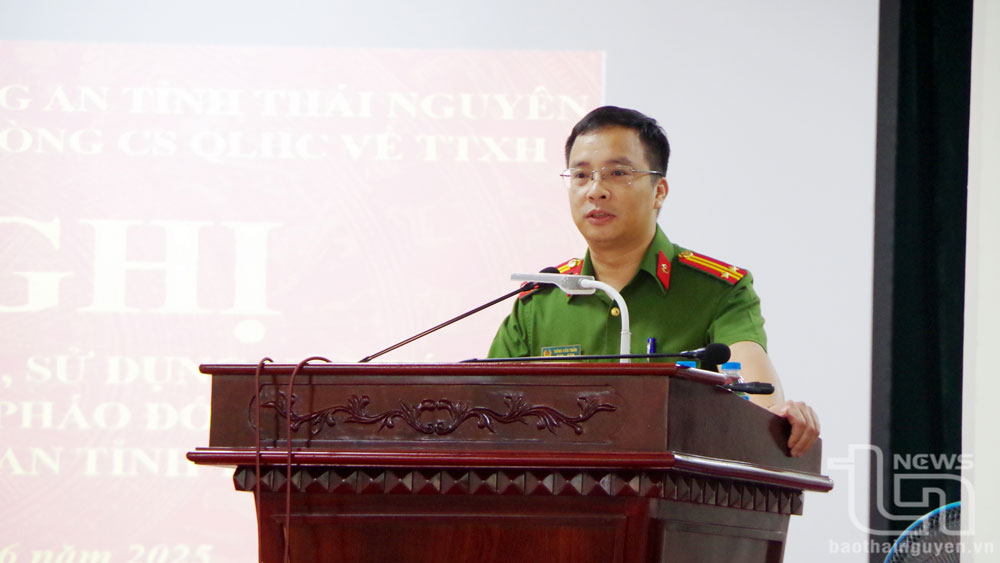 Báo cáo viên của Cục Cảnh sát quản lý hành chính về trật tự xã hội (Bộ Công an) truyền đạt các nội dung.