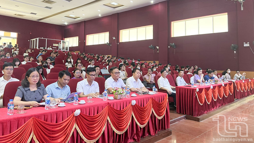 Các đại biểu dự Hội nghị tập huấn triển khai chương trình hiện diện trực tuyến với tên miền quốc gia “.vn” trong các cơ sở giáo dục nghề nghiệp.
