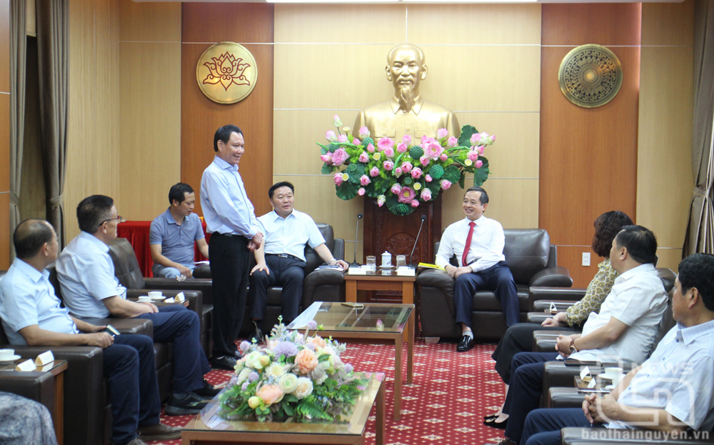 Lãnh đạo Khối Chiến Công (Thái Nguyên) báo cáo tại buổi làm việc về hợp tác đầu tư với XINFA thời gian qua.