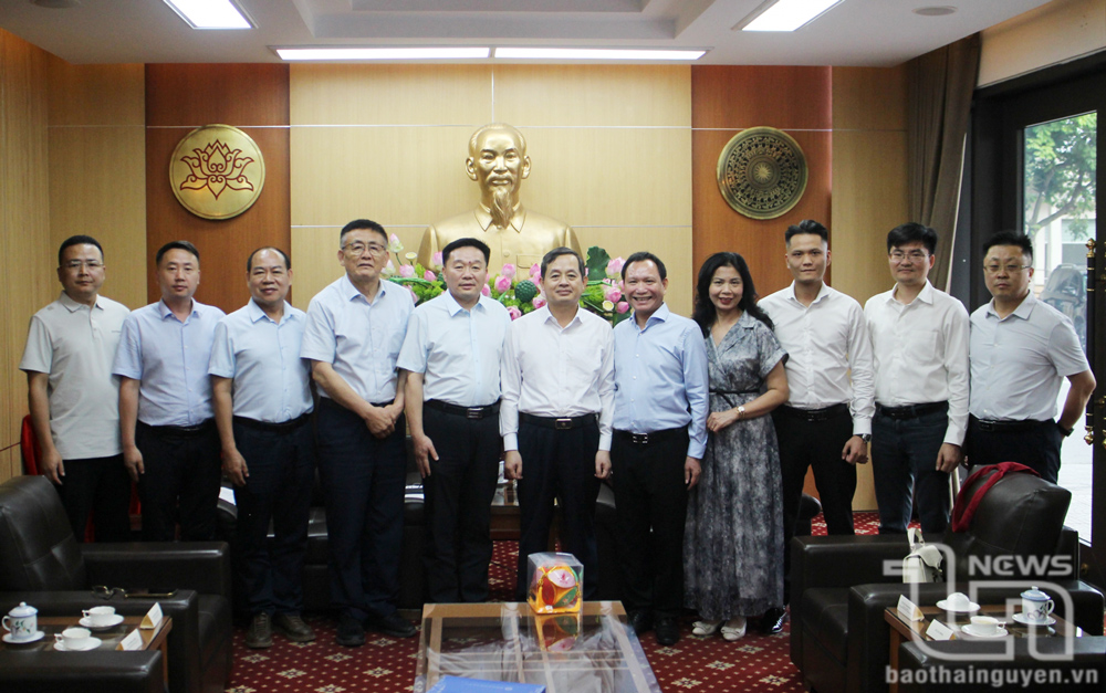 Đồng chí Phạm Hoàng Sơn và các đại biểu chụp ảnh lưu niệm với lãnh đạo Tập đoàn XINFA.