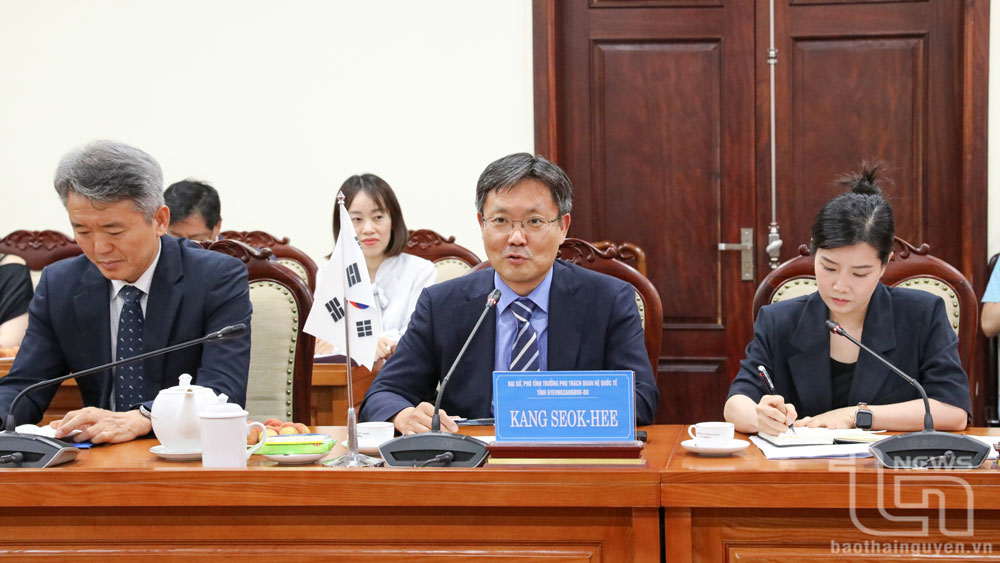 Ông Kang Seok-Hee, Phó Tỉnh trưởng tỉnh Gyeongsangbuk-do phát biểu tại buổi làm việc.