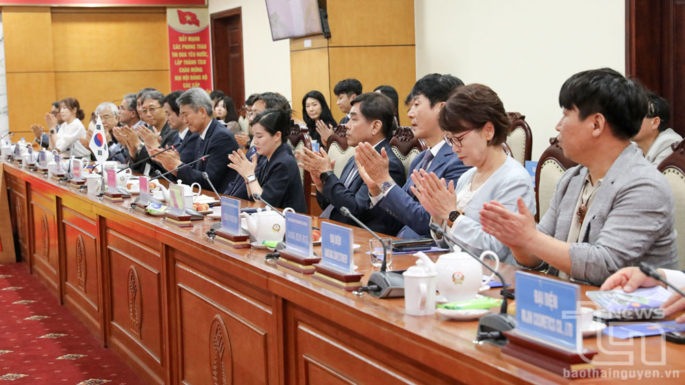 Các thành viên Đoàn công tác tỉnh Gyeongsangbuk-do (Hàn Quốc) tại buổi làm việc.