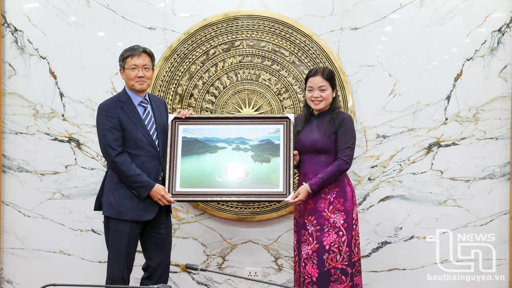 Đồng chí Phó Chủ tịch UBND tỉnh Thái Nguyên Nguyễn Thị Loan tặng quà lưu niệm cho Đoàn công tác của tỉnh Gyeongsangbuk-do.