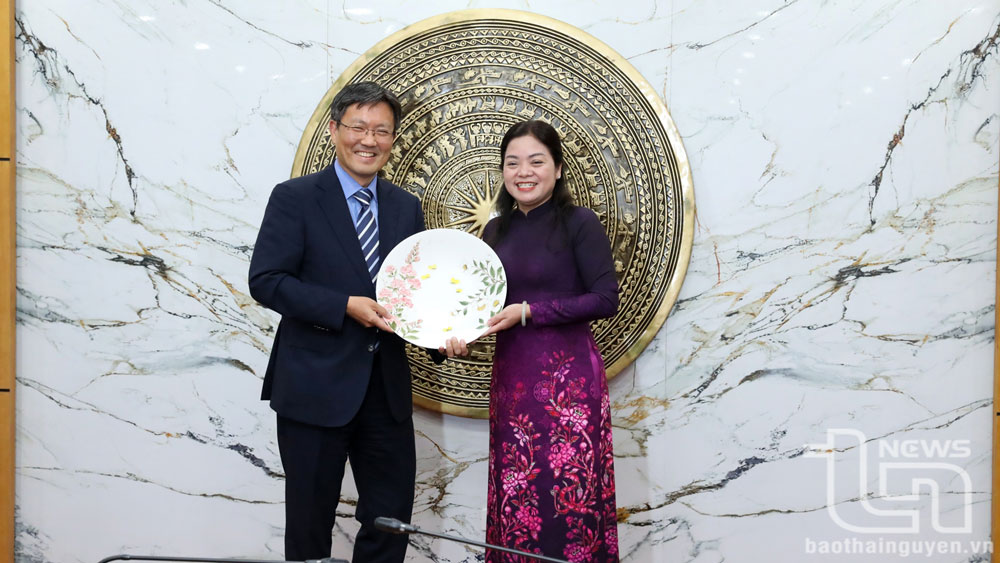 Ông Kang Seok-Hee, Phó Tỉnh trưởng tỉnh Gyeongsangbuk-do tặng quà lưu niệm cho lãnh đạo tỉnh Thái Nguyên