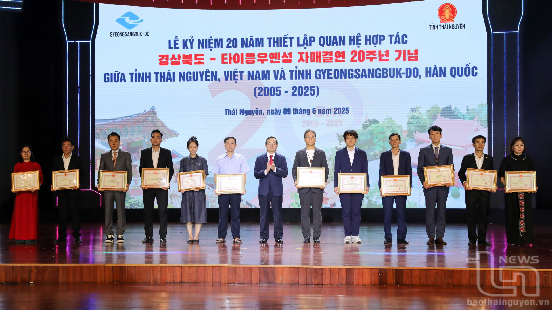 đồng chí Phạm Hoàng Sơn, Phó Bí thư Thường trực Tỉnh ủy, Chủ tịch HĐND tỉnh Thái Nguyên đã trao Bằng khen của Chủ tịch UBND tỉnh Thái Nguyên tặng các tập thể, cá nhân có nhiều đóng góp trong hoạt động hữu nghị, hợp tác quốc tế giữa hai địa phương trong 20 năm qua.