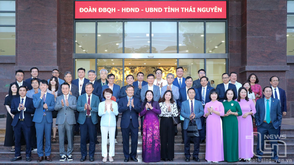 Đại biểu 2 tỉnh chụp ảnh lưu niệm.