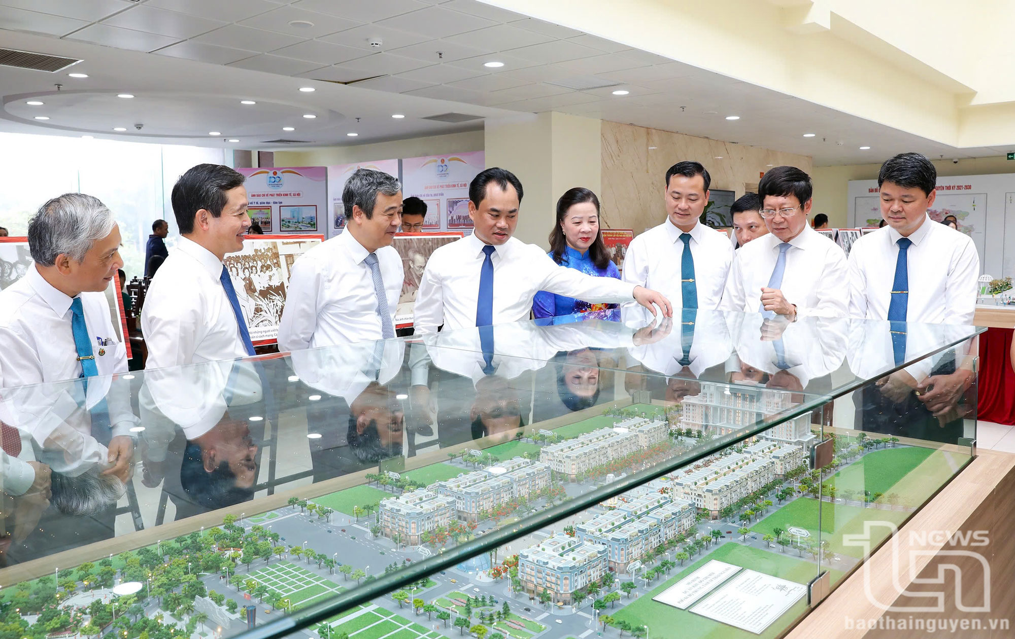 Các đại biểu tham quan sa bàn phối cảnh Phố đi bộ Thái Nguyên.