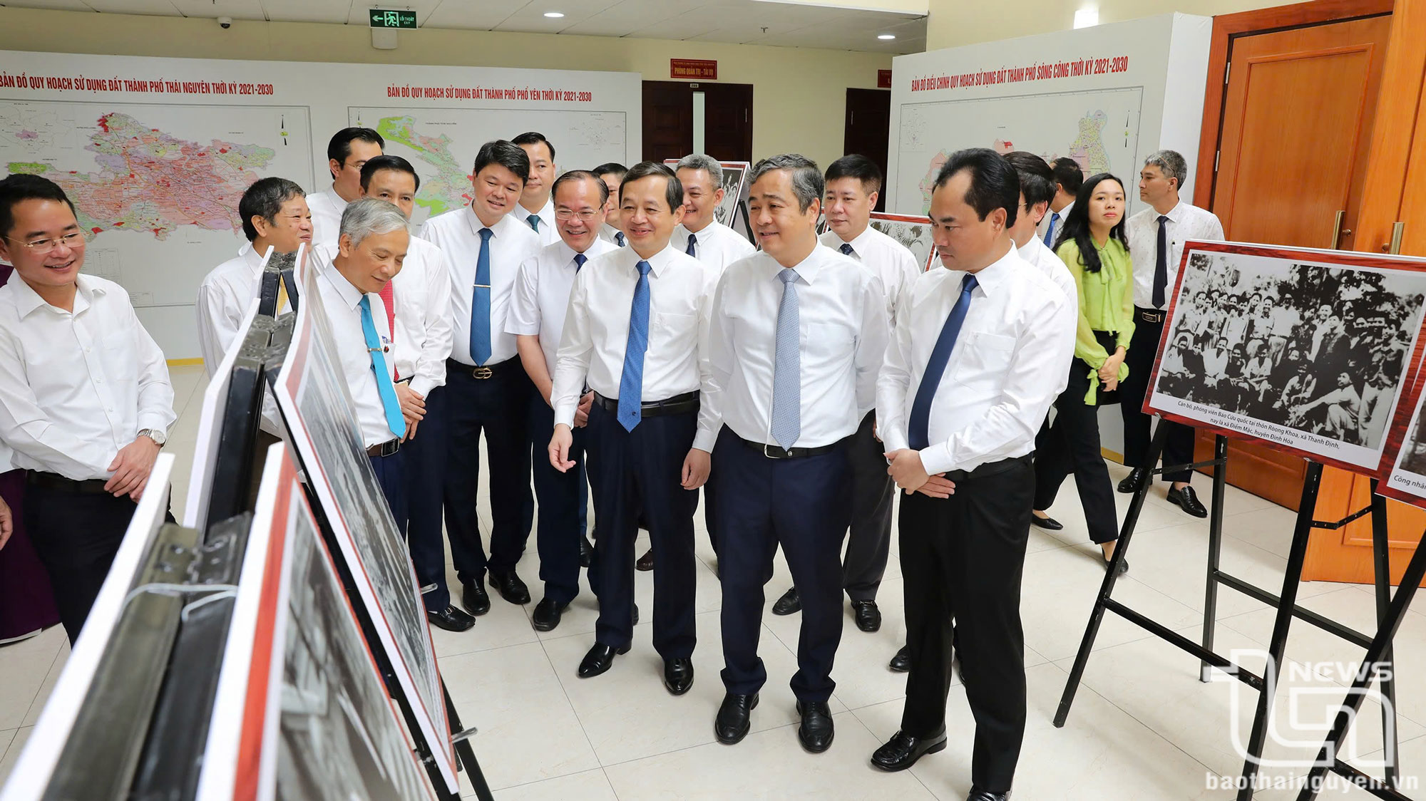Các đại biểu thăm khu trưng bày ảnh trong chương trình Lễ kỷ niệm.
