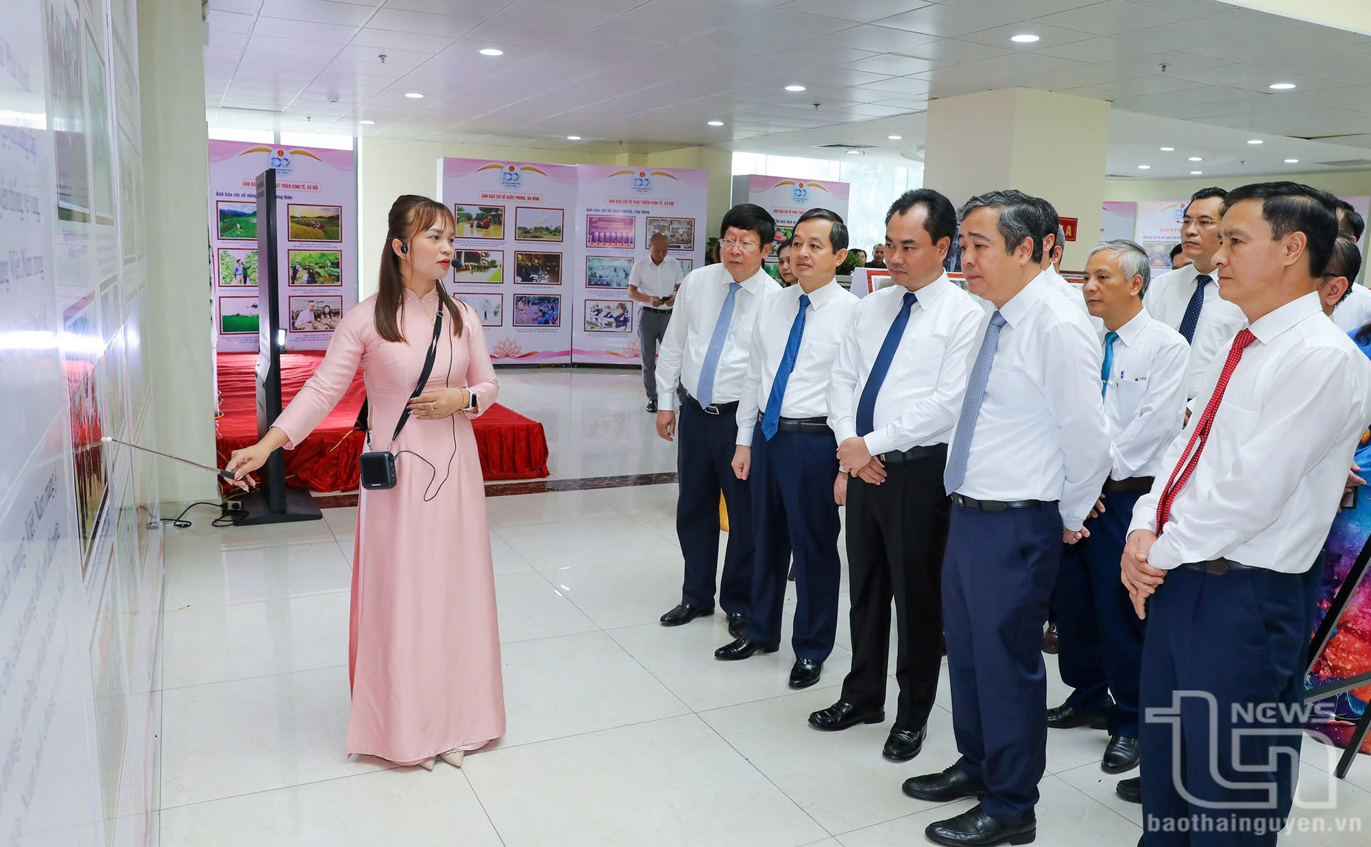 Các đại biểu tham quan Triển lãm ảnh Thái Nguyên trong dòng chảy báo chí cách mạng Việt Nam.