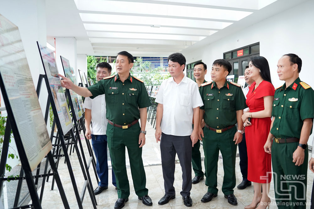 Các đại biểu tham quan Triển lãm ảnh nhân kỷ niệm 100 năm Ngày Báo chí cách mạng Việt Nam và kỷ niệm 63 năm Ngày thành lập Báo Thái Nguyên (25/8/1962-25/8/2025).