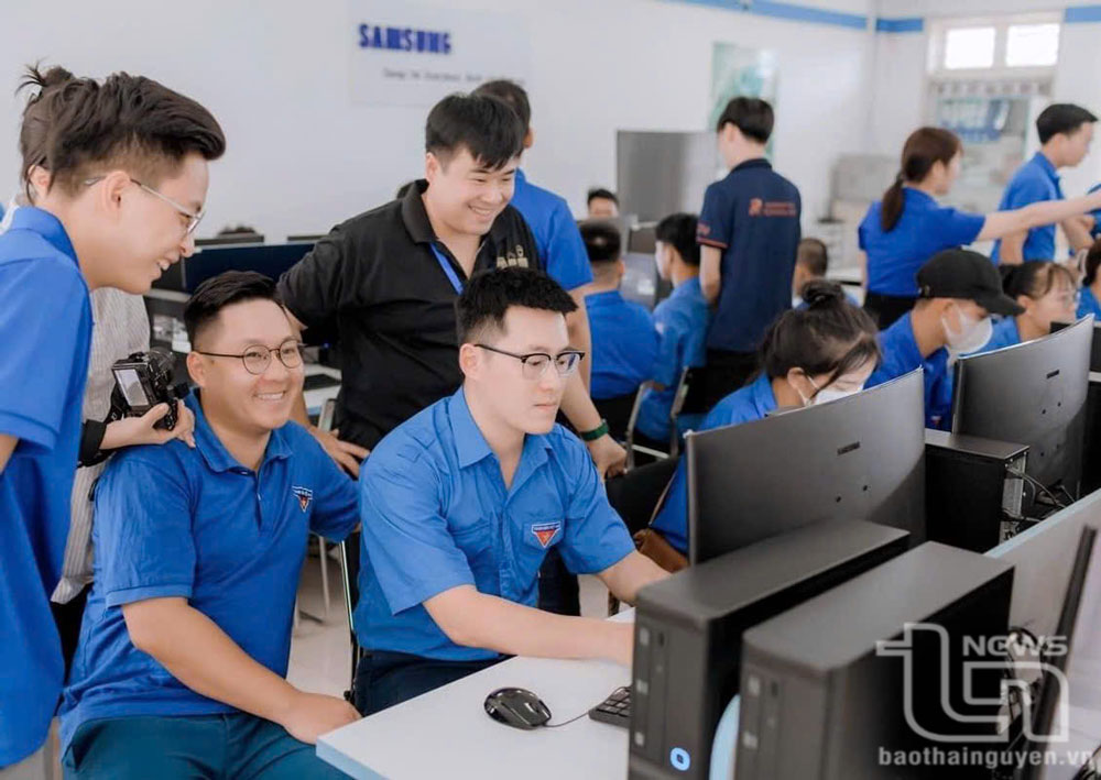 Lực lượng thanh niên xung kích, tiên phong trong chuyển đổi số. Ảnh: T.L