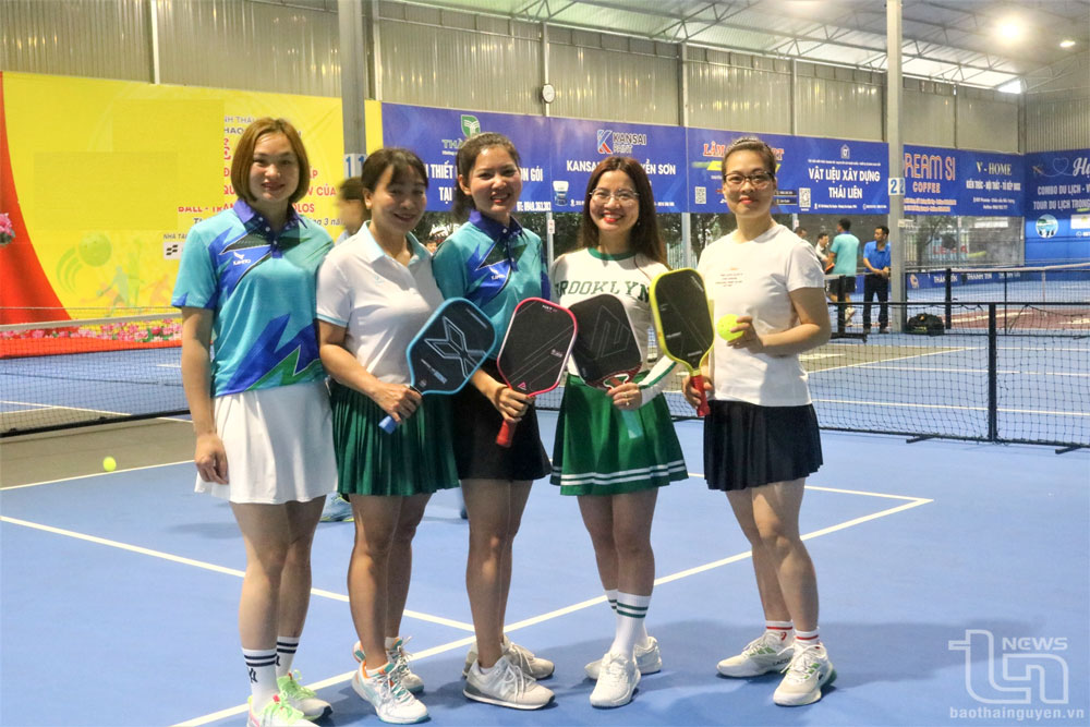 Hiện Pickleball thu hút đông đảo người dân tham gia tập luyện.