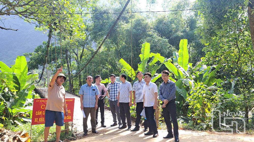 Đoàn kiểm tra của Sở Xây dựng phối hợp với các địa phương đánh giá các cây cầu yếu, cầu xuống cấp để sửa chữa trước mùa mưa bão năm 2025.