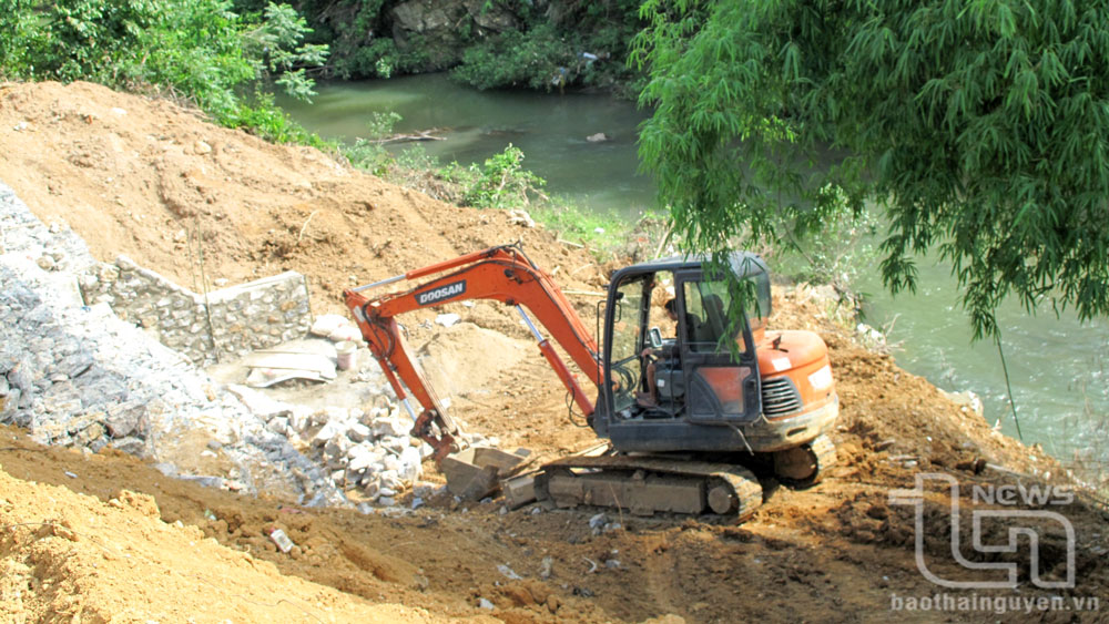 Huy động máy móc để xử lý xong các điểm sạt lở trên các tuyến đường tỉnh trước mùa mưa bão.