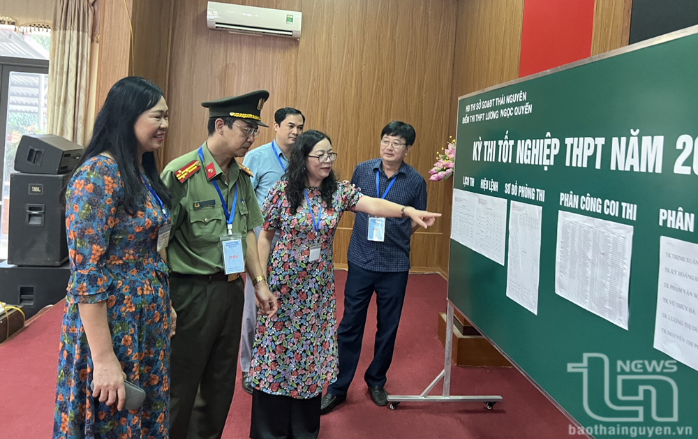 Ban Chỉ đạo Kỳ thi tốt nghiệp THPT năm 2025 tỉnh Thái Nguyên kiểm tra cơ sở vật chất tại điểm thi Trường THPT Lương Ngọc Quyến.