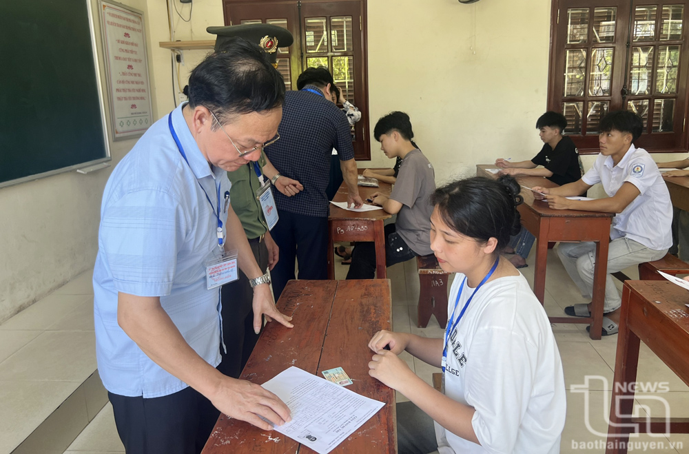 Cán bộ coi thi hướng dẫn thí sinh kiểm tra lại thông tin cá nhân trước giờ làm bài thi.