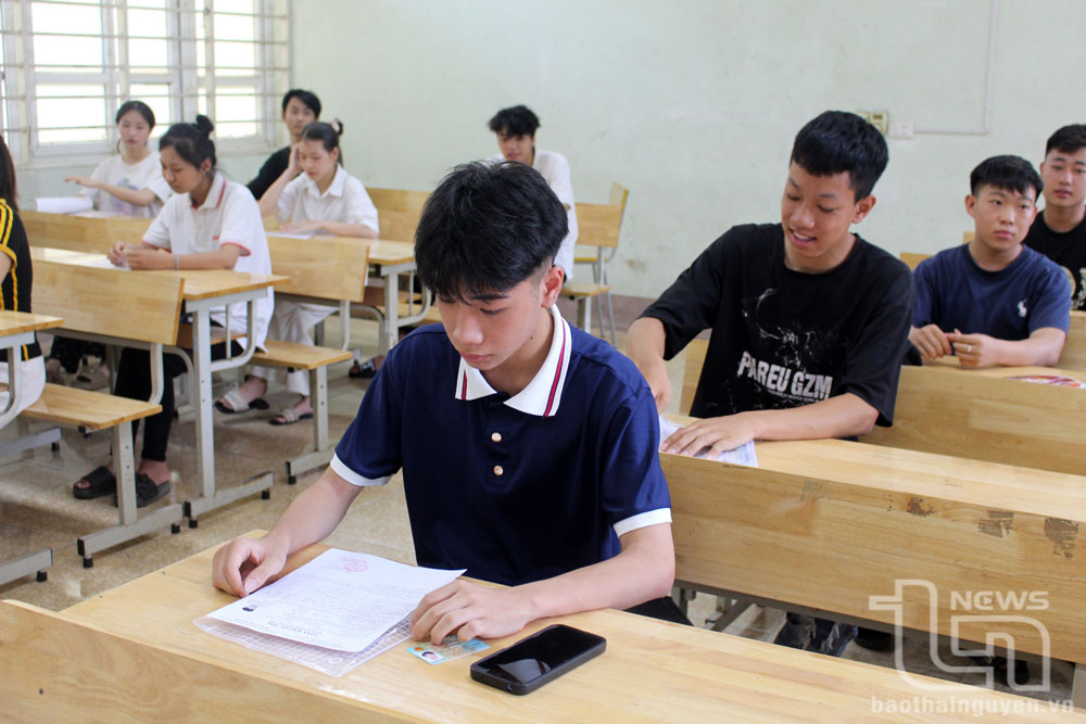 Thí sinh trước giờ làm bài thi tại Điểm thi Trường THPT Lương Ngọc Quyến.