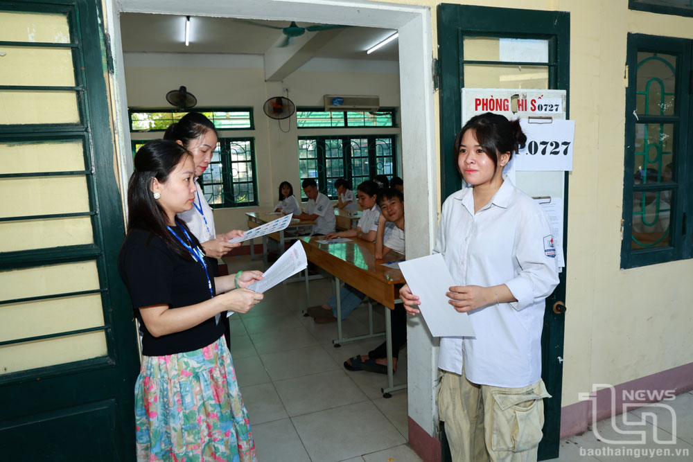 Giám thị coi thi gọi thí sinh dự Kỳ thi tốt nghiệp THPT năm 2025 vào phòng thi.