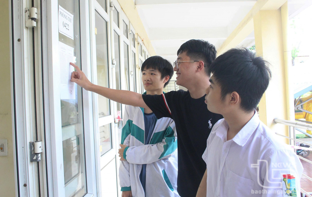 Thí sinh đối chiếu thông tin cá nhân trước Kỳ thi.
