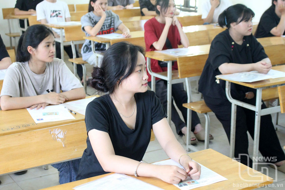 Các thí sinh trước giờ làm bài tại Kỳ thi tốt nghiệp THPT 2025.