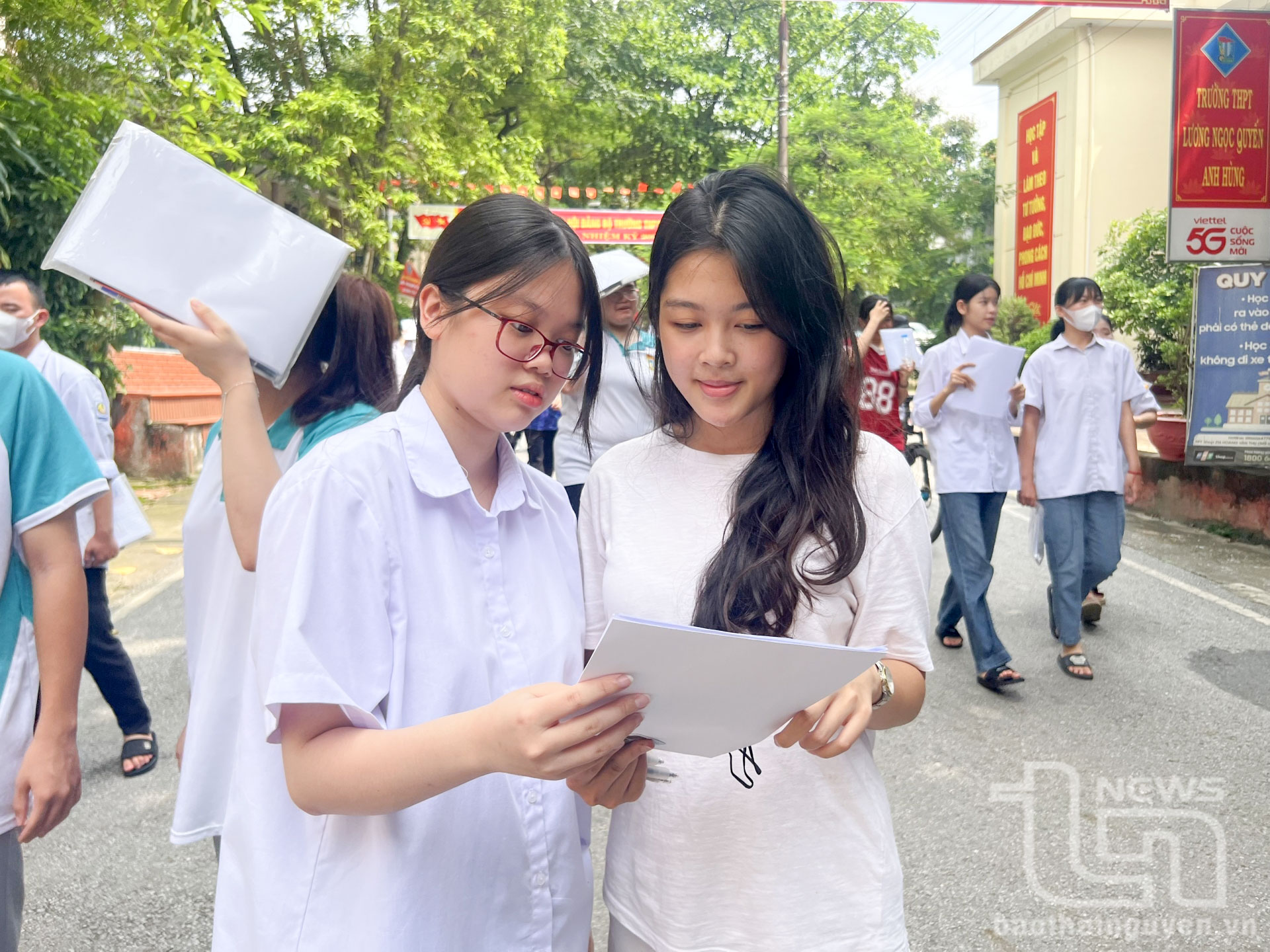 Thí sinh dự Kỳ thi tốt nghiệp THPT 2025 cùng trao đổi kết quả làm bài thi.