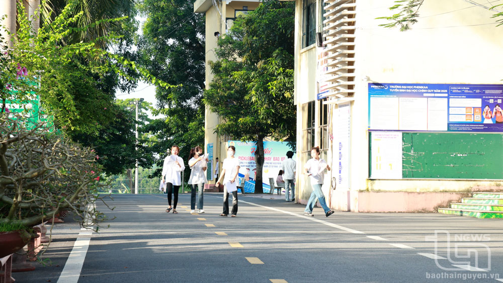 Các thí sinh dự Kỳ thi tốt nghiệp THPT năm 2025 tại điểm thi Trường THPT Gang thép.