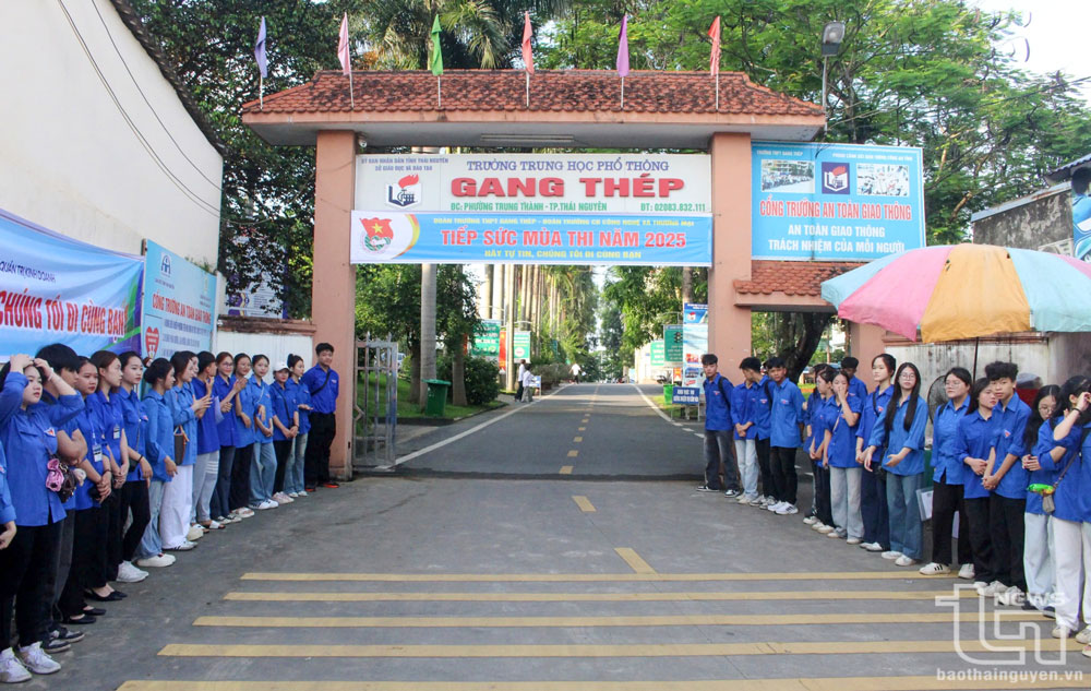 Lực lượng thanh niên tình nguyện sẵn sàng hỗ trợ thí sinh và người nhà thí sinh tại Kỳ thi tốt nghiệp THPT 2025.