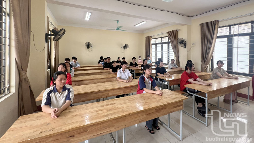 Thí sinh trước giờ làm bài thi tại Kỳ thi vào lớp 10 THPT, năm học 2025-2026, tại Trường THPT Đồng Hỷ.