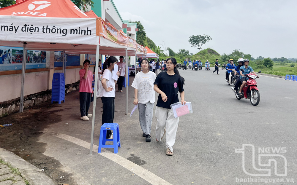 Thí sinh hoàn thành bài thi môn chuyên tại Trường THPT Chuyên Thái Nguyên.