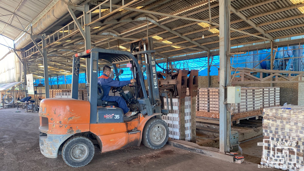 Thu ngân sách từ khu vực dịch vụ ngoài quốc doanh tiếp tục là điểm sáng với hơn 1.292,9 tỷ đồng, tăng 51,2% so với cùng kỳ. Trong ảnh: Sản xuất gạch Tuynel tại Công ty CP Thái Sơn, xã Hoá Trung (huyện Đồng Hỷ).