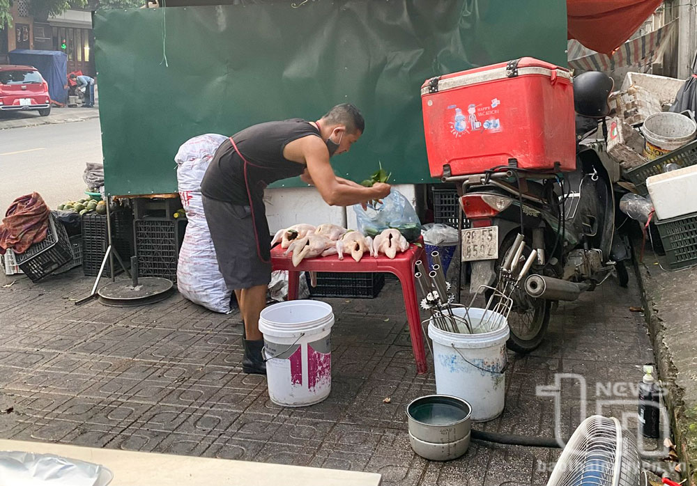 “Khu vực” chế biến không thể sơ sài hơn tại một quầy bán thức ăn đường phố trên đường Lưu Nhân Trú, TP. Thái Nguyên.