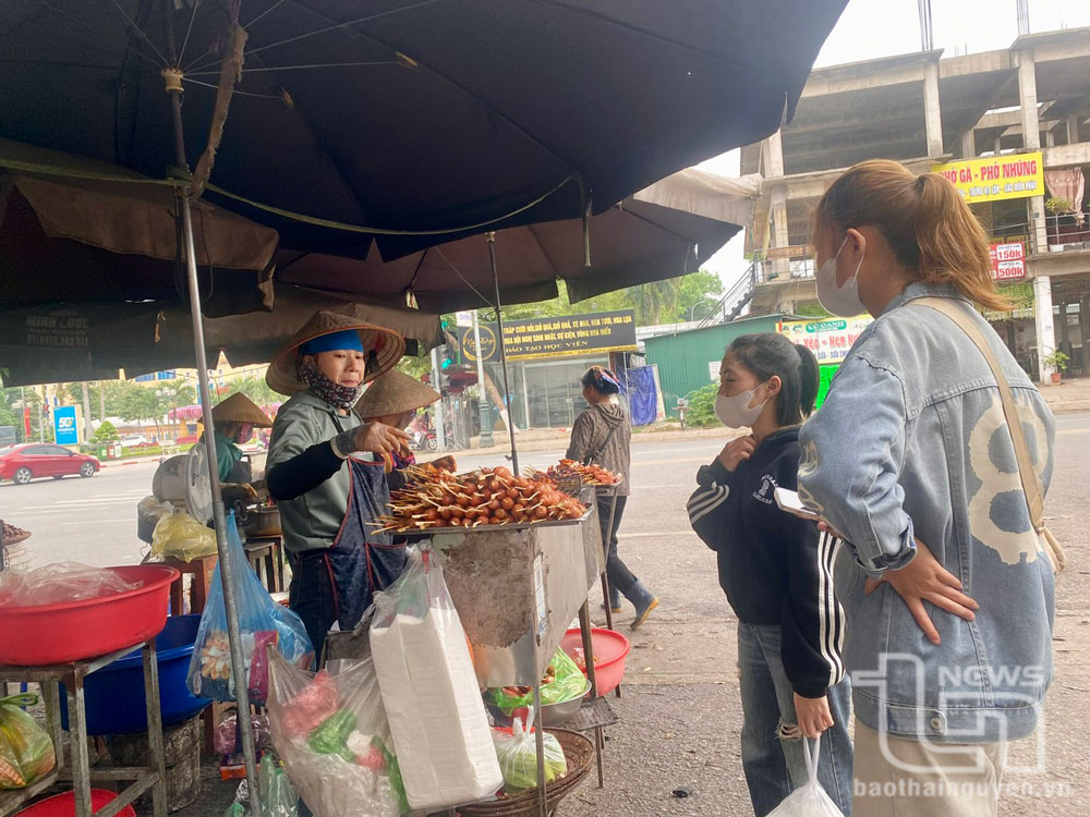 Nếu những xiên thịt này được làm từ nguyên liệu đảm bảo sẽ rất khó để có giá bán 4 nghìn đồng/xiên.
