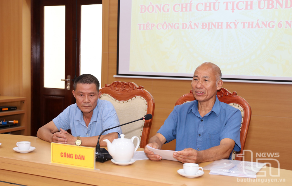 Hai công dân tại buổi tiếp.