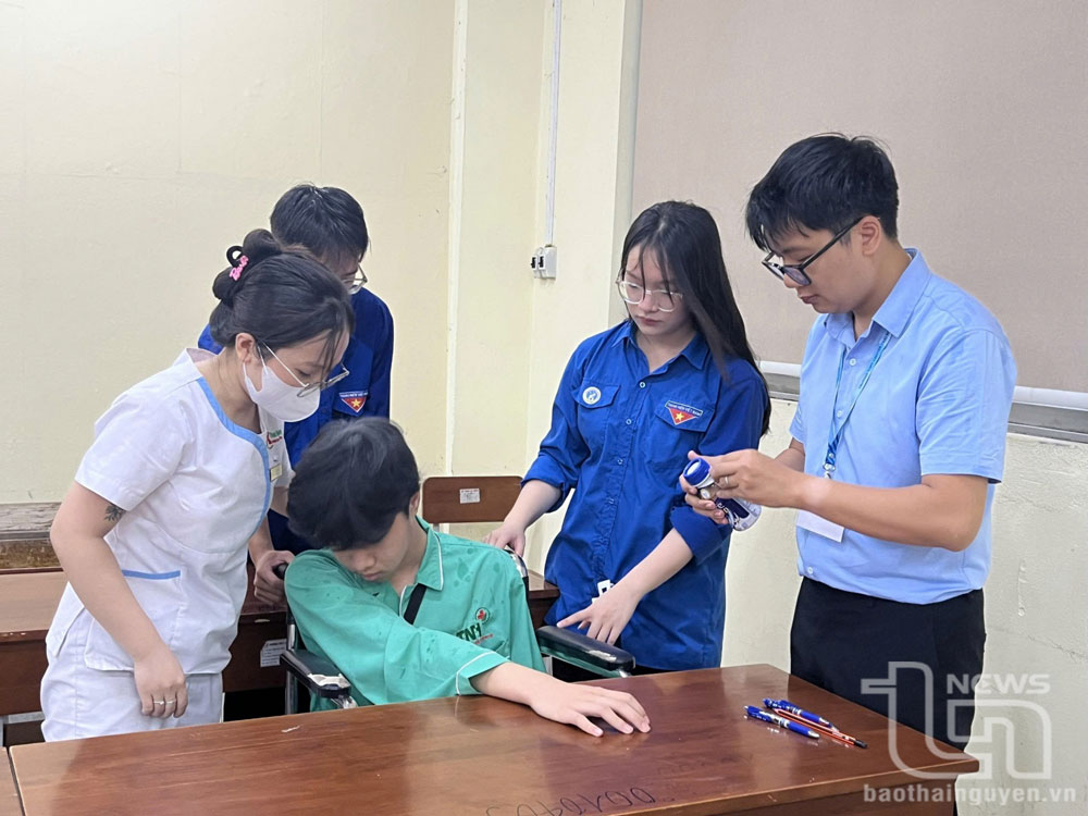 'Áo xanh' tiếp sức mùa thi