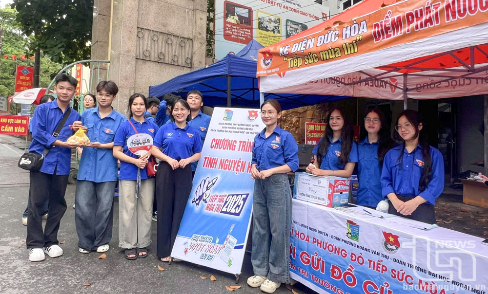Đội thanh niên tình nguyện Trường THPT Lương Ngọc Quyến túc trực sẵn sàng hỗ trợ thí sinh và người nhà trong Kỳ thi.