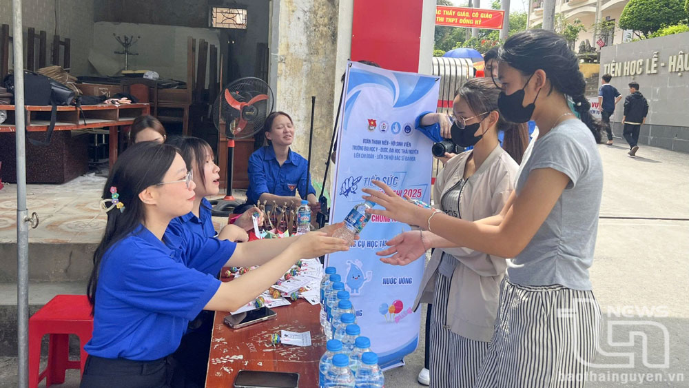 Thanh niên tình nguyện phát nước miễn phí cho thí sinh tại Điểm thi Trường THPT Đồng Hỷ.