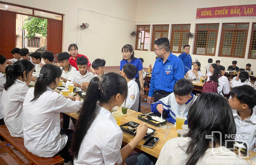 Huyện đoàn Định Hóa phối hợp với Hội Chữ Thập đỏ huyện tổ chức chương trình “Suất ăn thân thiện đồng hành cùng các thí sinh”, cấp 140 suất ăn tại 2 điểm thi trường THPT Định Hóa và THPT Bình Yên.