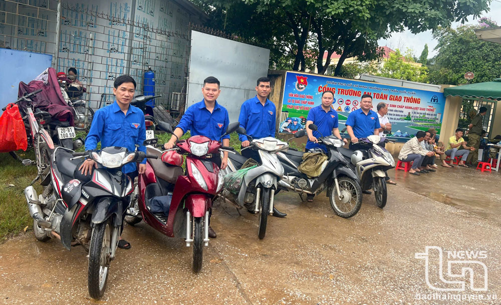Toàn tỉnh có 779 tình nguyện viên tham gia lực lượng xe ôm miễn phí (Trong ảnh : Đoàn Thanh niên huyện Đồng Hỷ thực hiện mô hình xe ôm miễn phí tại điểm thi Trường THPT Trần Quốc Tuấn (xã Quang Sơn).