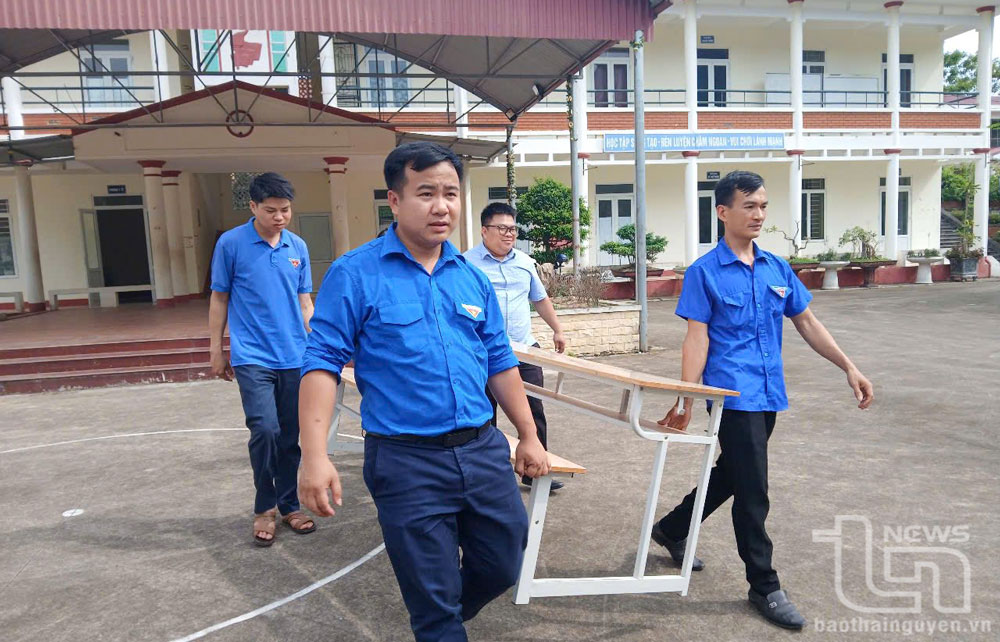 Đoàn viên, thanh niên huyện Võ Nhai tham gia dọn dẹp, vệ sinh, chuẩn bị cơ sở chất địa điểm thi trước và sau kỳ thi.