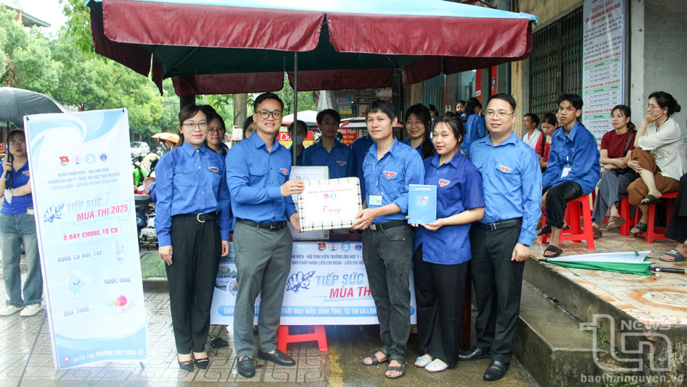Đại diện Tỉnh đoàn Thái Nguyên thăm, tặng quà các đội hình tiếp sức mùa thi trong kỳ tuyển sinh vào lớp 10 tại Trường THPT Đồng Hỷ.